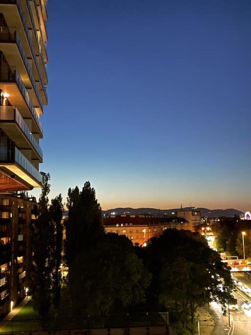 The High-Rise Condo With Pool Wien Ngoại thất bức ảnh